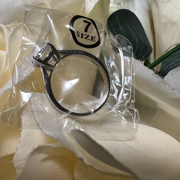 High quality clear stone brilliant solitaire - Picture 15 of 17